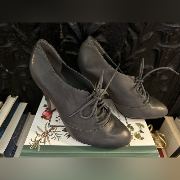 Made by Elves high heeled laced shoe - Picture 3 of 7